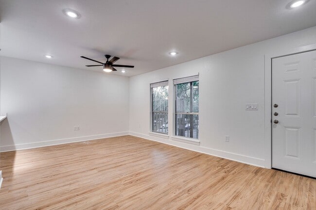 Building Photo - 704 W 21st St