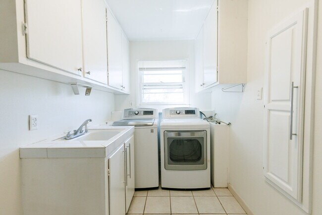 Building Photo - Newly remodeled 3/2/2 in north Lubbock!  M...