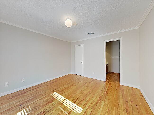 Building Photo - 402 Tuam St