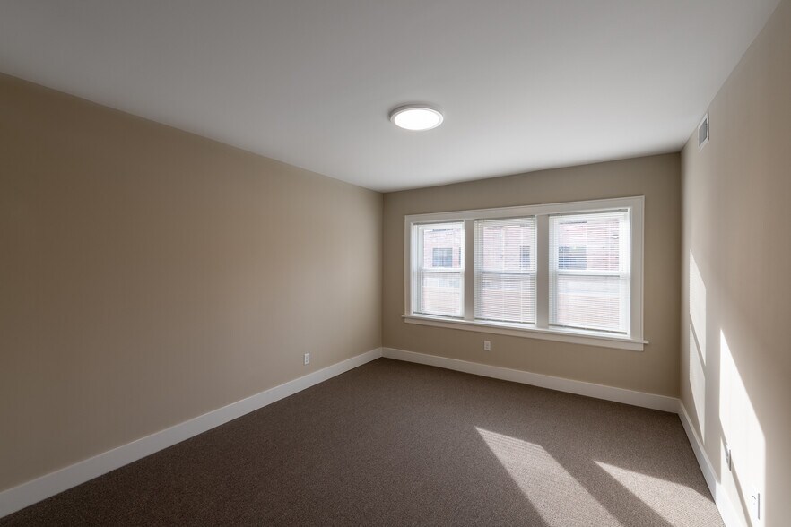 Building Photo - 2571 S Kinnickinnic Ave