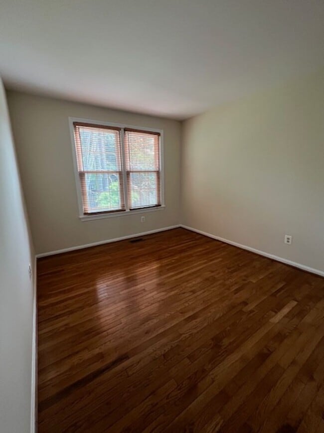 Building Photo - NICE TOWNHOME IN MONTGOMERY VILLAGE WITH F...