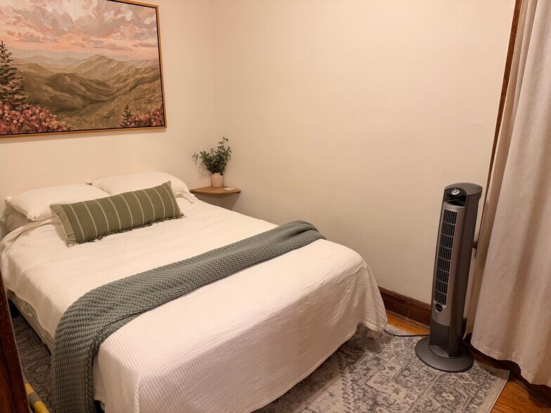 Building Photo - 1037 N Damen Ave