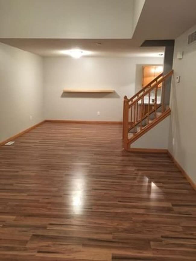 Building Photo - 2 Bed + Loft/1.5 Bath Townhouse- Great Location! Available August 1st!