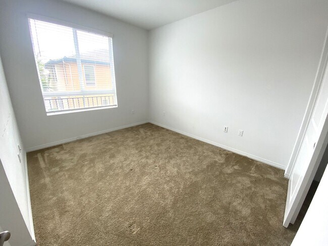Building Photo - 4 Bdrm Parkside Village Gem -  2 weeks fre...