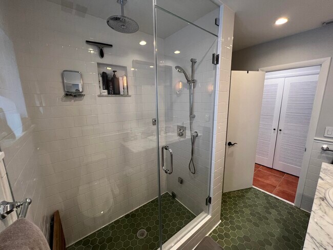 Building Photo - 1653 Poinsettia Dr