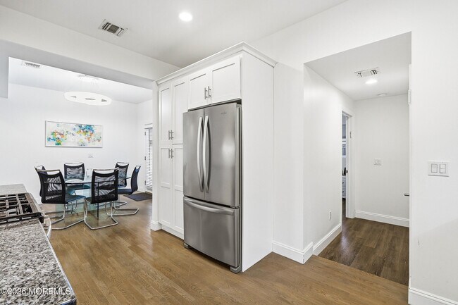 Building Photo - 505 Laurel Ave