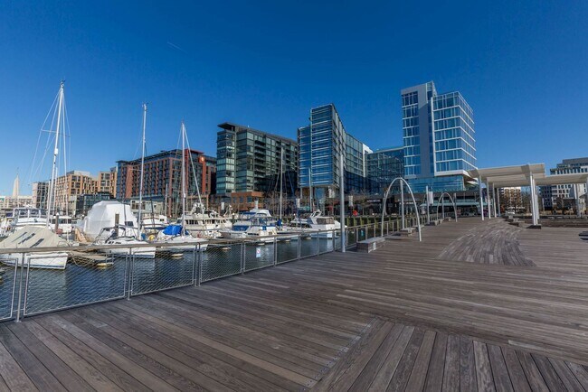 Building Photo - 1 bedroom 1 bathroom Condo in Navy Yard!