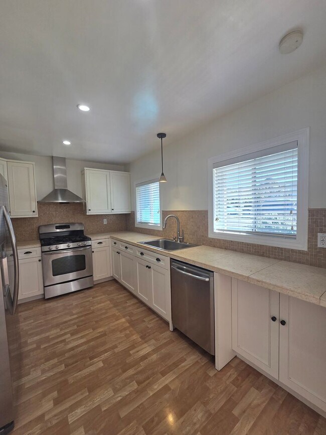 Building Photo - West Side Petaluma Gem- Beautiful 3 bedroom 2 bathroom