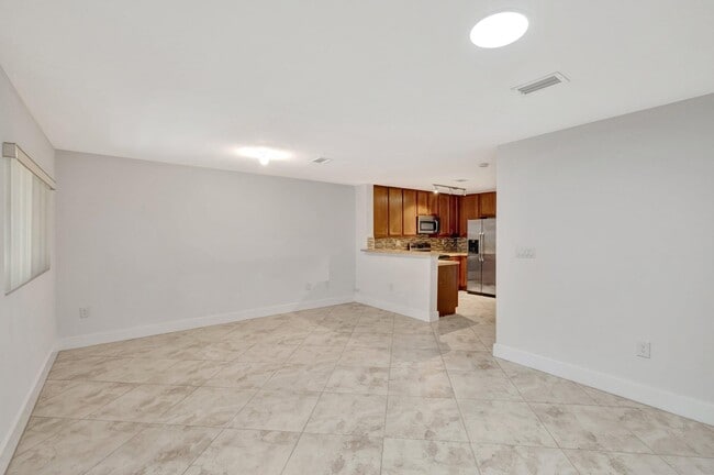 Building Photo - 3055 Riverside Dr
