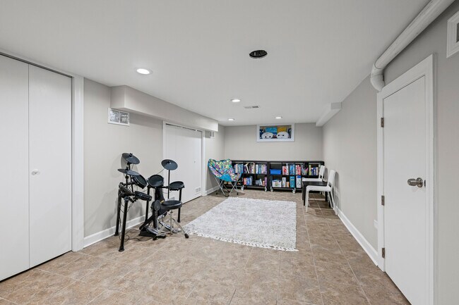 Building Photo - 930 Harvard Ct