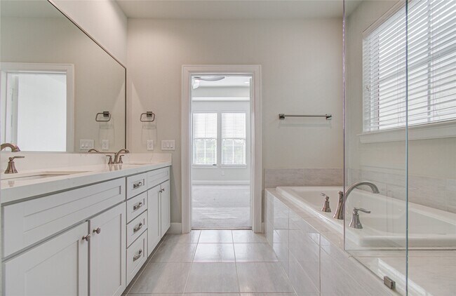 Building Photo - 2818 Grand Fountains Dr
