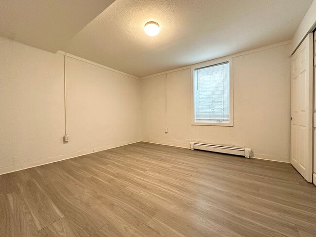 Building Photo - Large Duplex Style Home With Spacious Liva...