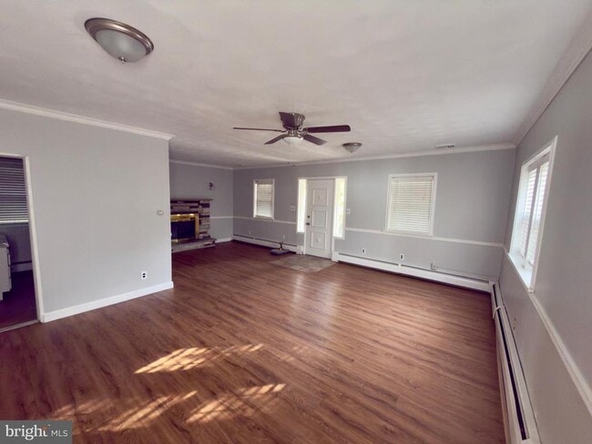 Building Photo - 422 W 6th Ave