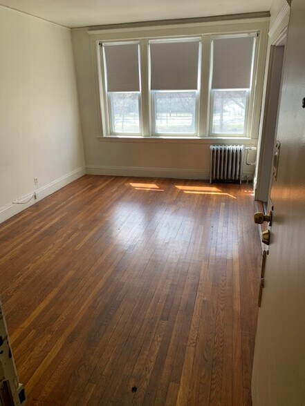 Building Photo - 231 Park Dr