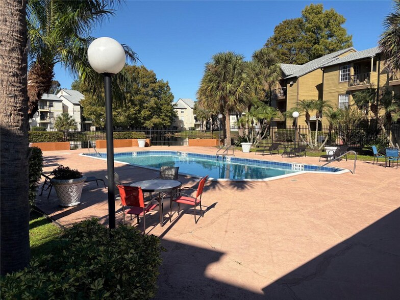 Building Photo - 1940 Lake Atriums Cir