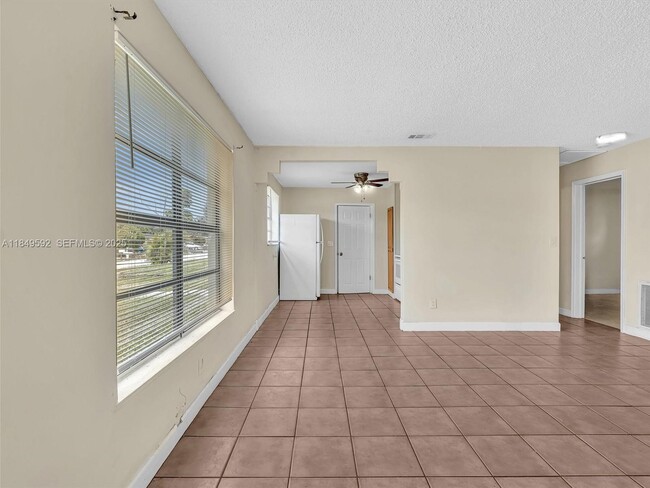 Building Photo - 5611 SW 37th St