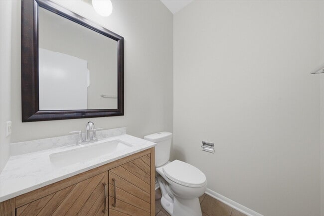 Building Photo - Beautifully Updated End-Unit Townhome