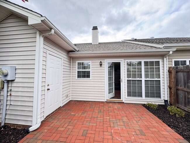 Building Photo - 2BR 2BA One Level Townhome with Garage