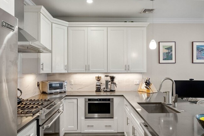 Building Photo - 205 W 8th St