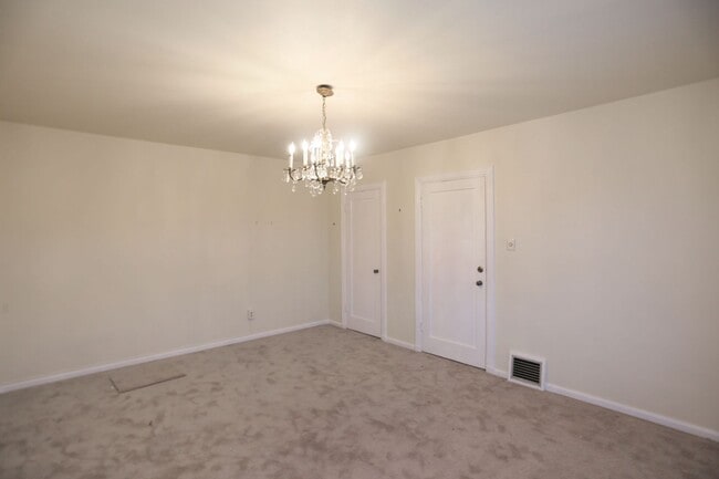 Building Photo - Spacious 2BR/1BA in Glen Park's Miraloma neighborhood, Shared Yard, Pets Considered, Garage (1 Ga...