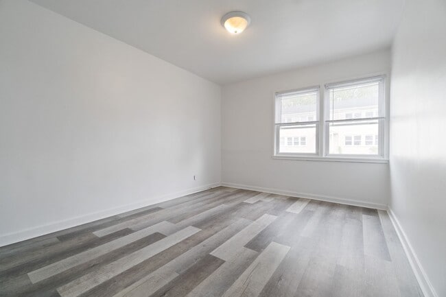 Building Photo - Now Pre-leasing: 4BR Townhouses in Scenic ...