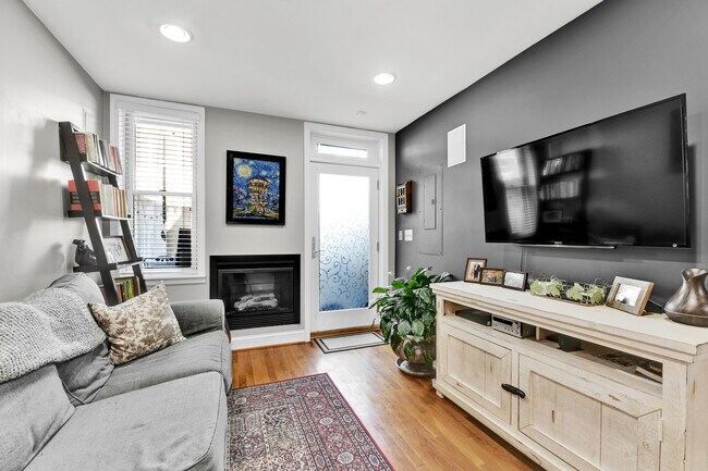 Building Photo - 307 S Chapel St