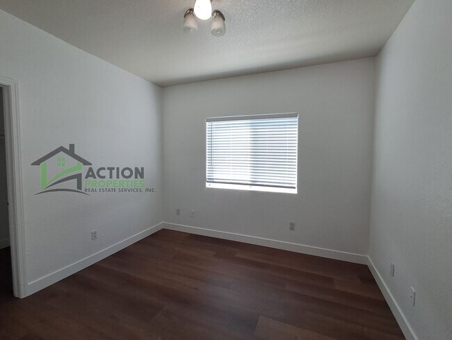 Building Photo - 10001 Woodcreek Oaks Blvd