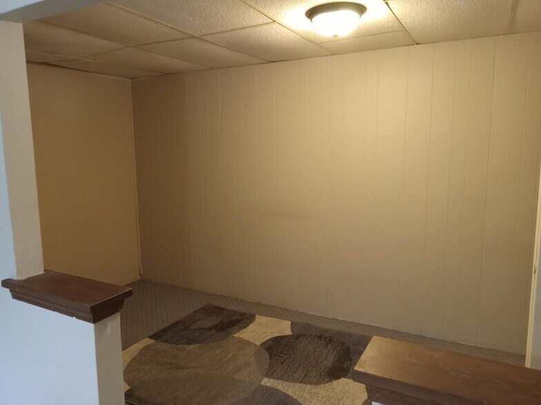 Sleeping/livingroom - 8828 E D Ave