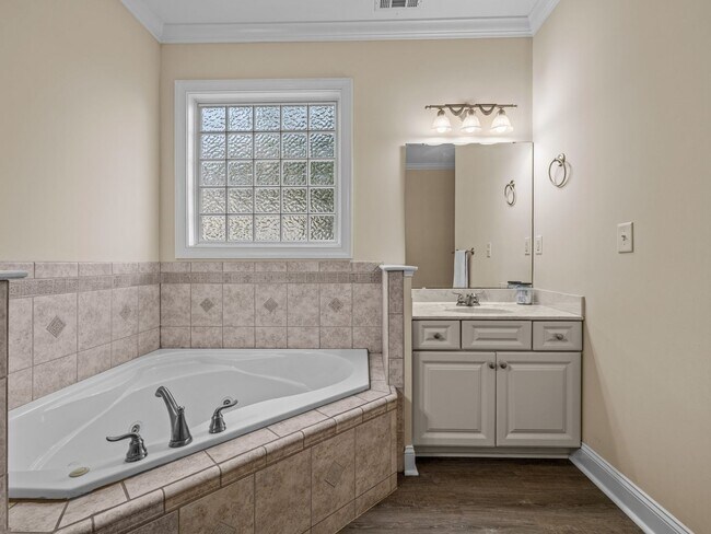 Building Photo - Beauty by the Water!