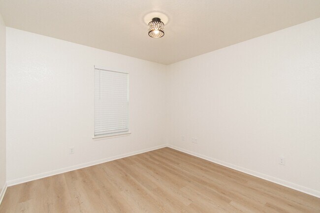 Building Photo - 2 Willow Ct