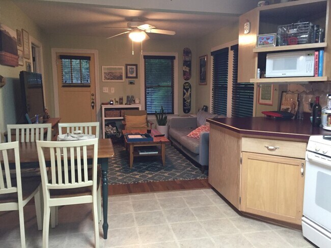 Building Photo - Charming 2/1 House in Hyde Park- Available for August!