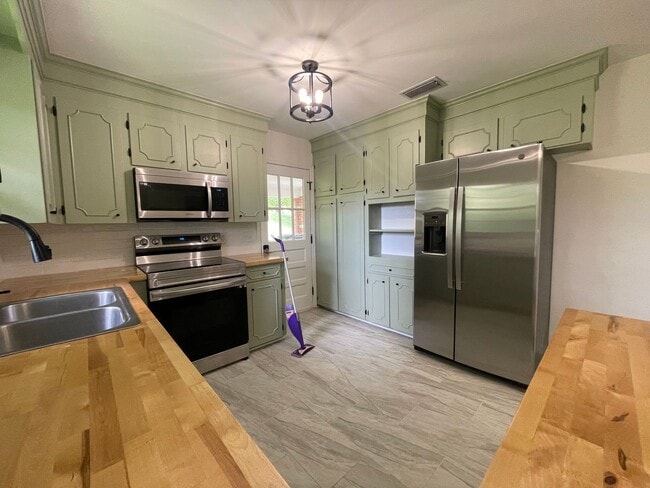 Building Photo - Newly Renovated Split Level Home