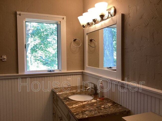Building Photo - 12 Rockwood Ln