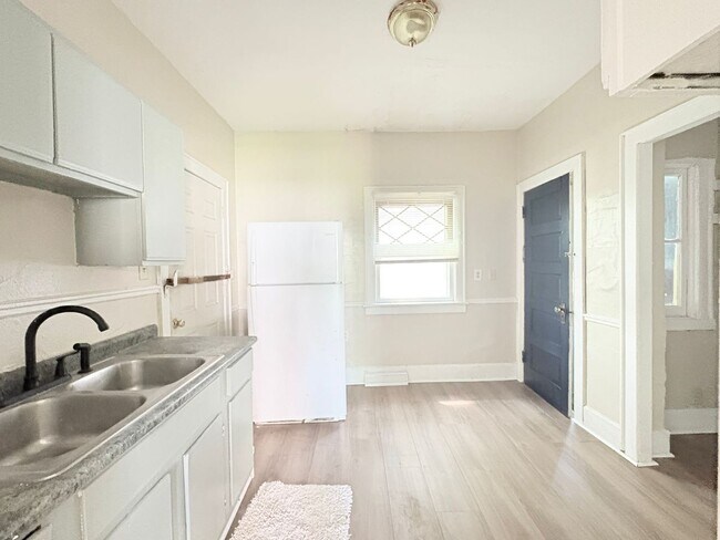Building Photo - 303 Hillwood Dr