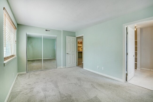 Building Photo - $1,750- 2 Bed 2 Bath Condo in Lakewood wit...