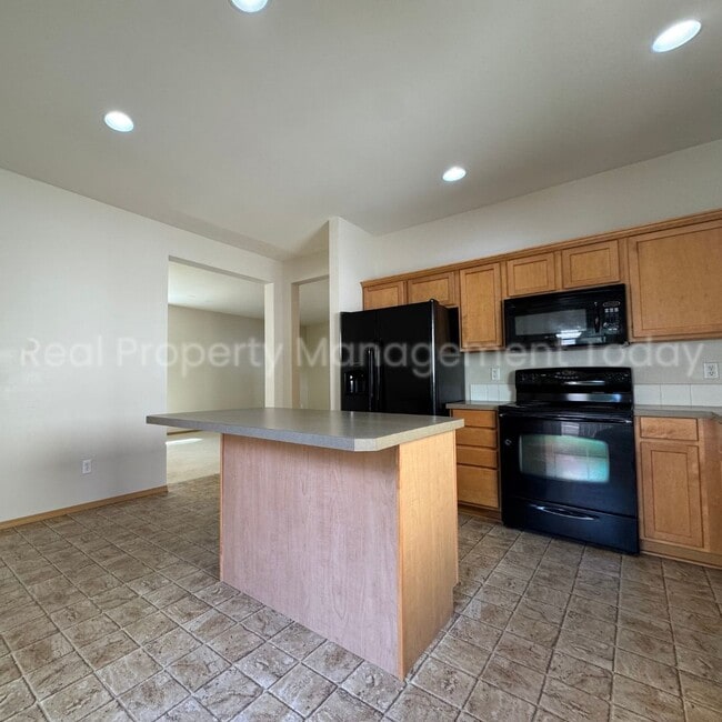 Building Photo - 3 Bedroom With Large Bonus Room!