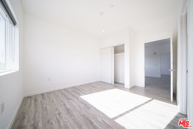 Building Photo - 1229 S Kingsley Dr