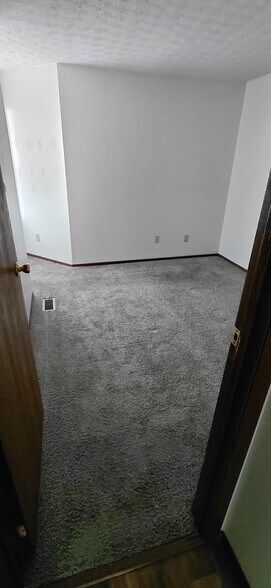 Building Photo - 2585-2587 Four Seasons Dr