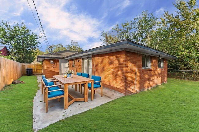 Building Photo - 3034 Akard St