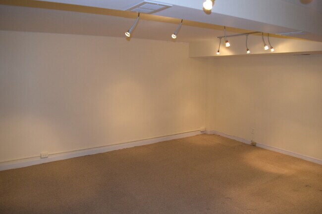 Building Photo - Regal Rowhome! 3 Beautiful Finished Levels!