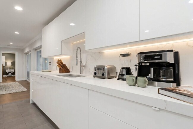 Building Photo - 5841 Bayview Dr
