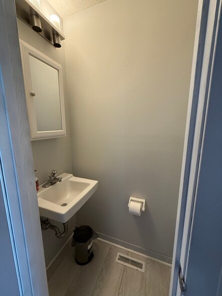 Main 1/2 Bath 1 of 2 - 2379 S Worthington Ln