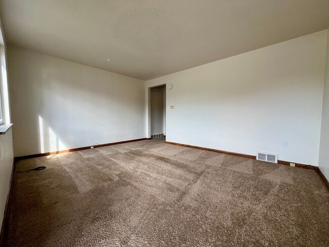 Building Photo - Cozy Two Bedroom Townhome with Central AC & Off-Street Parking! Call Today to Schedule a Tour!