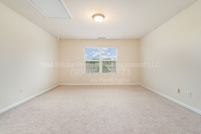 Building Photo - 493 Twelve Oaks Ln