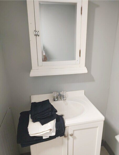 2nd Floor Full Bath - 13 Umberto Ave