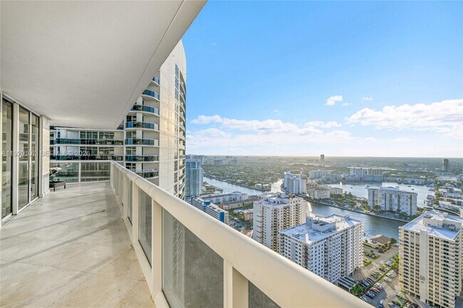 Building Photo - 1830 S Ocean Dr