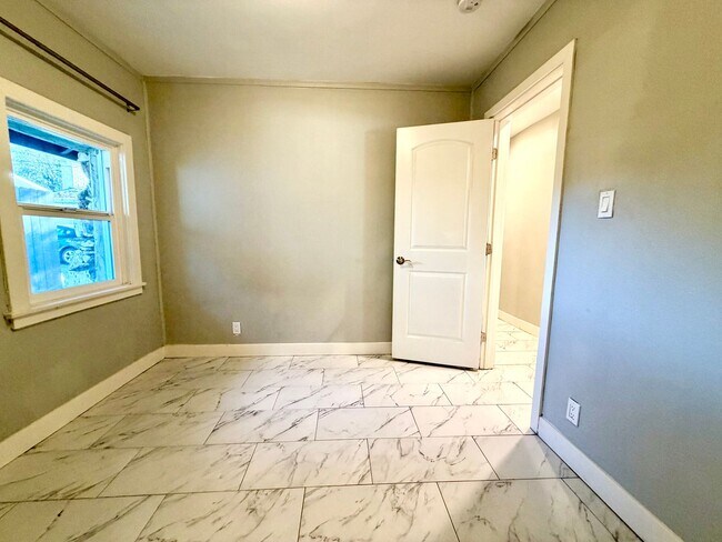 Building Photo - Beautifully updated 1 bed 1 bath in Thousand Oaks! All utilities included