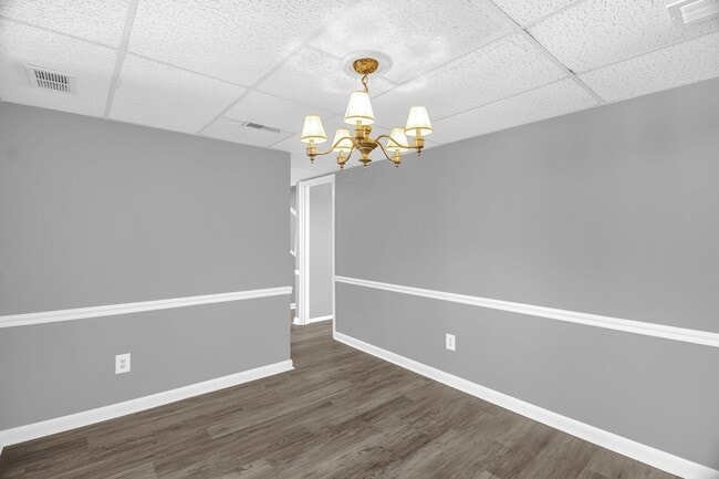 Building Photo - Stunning 3 bedroom, 2 1/2 bathroom End Tow...