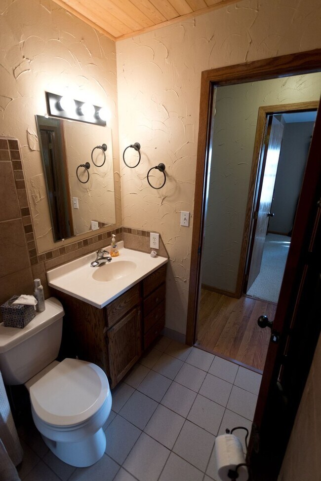 Primary Photo - Furnished 2 Bedroom Home for Rent on Lake ...