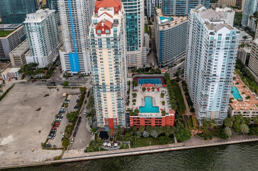 Building Photo - 1155 Brickell Bay Dr